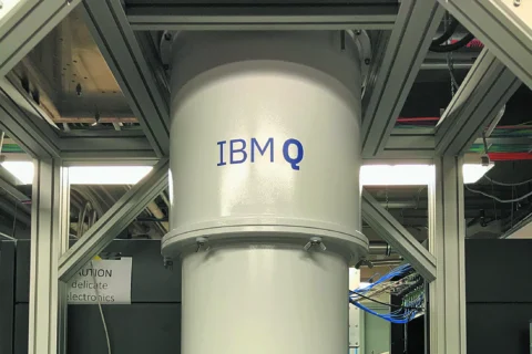 Внешний вид квантового процессора IBM, размещенного внутри криогенной установки Oxford Triton dilution refrigerator